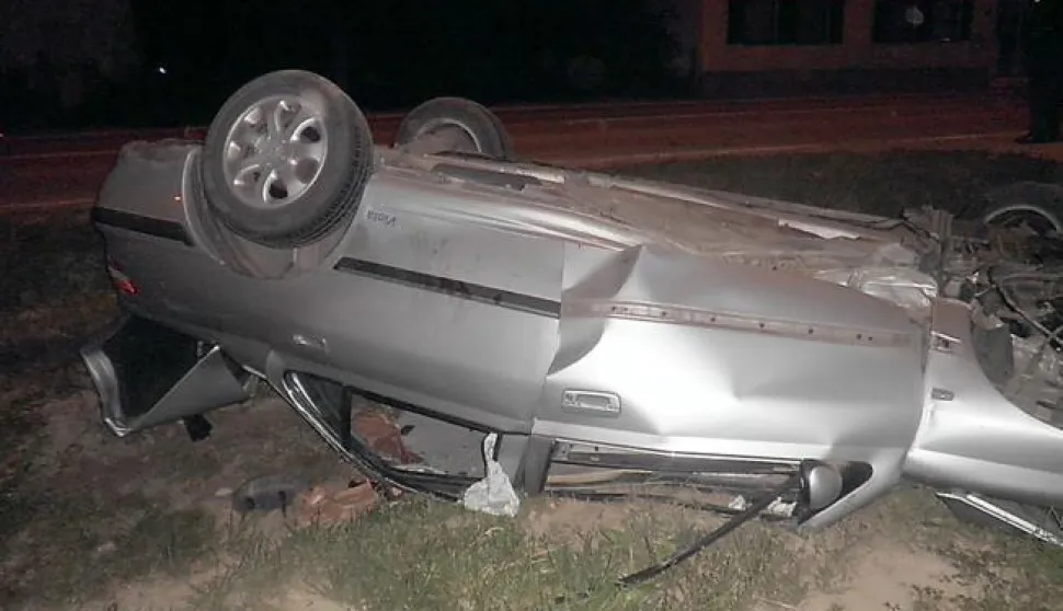 20.5.2012.Prometna nesreća u Ulici kralja Tomislava 20 u Bilju. Izlaskom iz zavoja zabio se u betonski most. Peugeot se pao na krov u kanal. Ozlijeđene vatrogasci vadili iz vozila.Snimila: Sandra LACIĆ------crna2 st color
