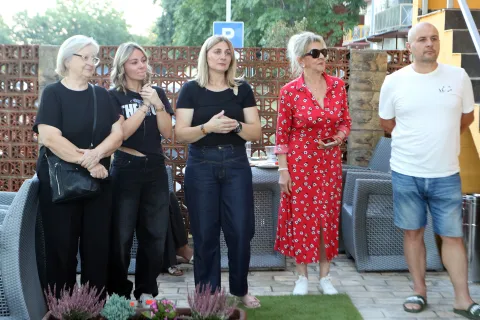 Osijek 30. 08. 2026, Igrali&scaron;te Metalca. Bikara, otkrivanje spomen ploče Anti &Scaron;imle&scaron;i i paljenje rasvijete na glavnom terenu. Gradonačelnik Radić. Obitelj pokojnog Ante &Scaron;imle&scaron;e.snimio GOJKO MITIĆ