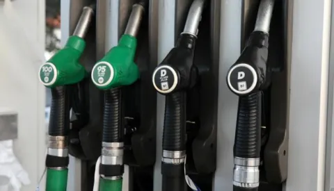09.05.2023.,Sibenik- Cijene goriva na benzinskim pumpama u Hrvatskoj i dalje su u padu a od danas su 1,32 EUR/l (9,95 kn/l) za benzinsko gorivo (smanjenje 0,08 EUR/l),1,23 EUR/l (9,27 kn/l) za dizelsko gorivo (smanjenje 0,08 EUR/l), 0,73 EUR/l (5,50 kn/l) za plavi dizel (smanjenje 0,08 EUR/l), 1,04 EUR/kg (7,84 kn/kg) UNP za spremnike (smanjenje 0,20 EUR/kg), 1,60 EUR/kg (12,06 kn/kg) UNP za boce (smanjenje 0,20 EUR/kg). Photo: Dusko Jaramaz/PIXSELL