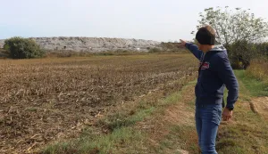 Belisce, 17. 10. 2023, Starovalpovacki put, odlagaliste otpada, Livit d.o.o. pogon za preradu mulja Belisce. Gradjani upozoravaju na smrad i potencijalnu ekolosku katastrofu na odlagalistu otpada.snimio GOJKO MITIĆ