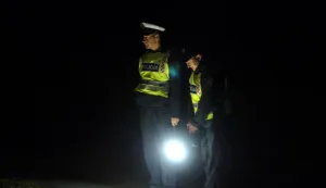 22.09.2012., Alilovci - Jedna je osoba poginula, a druga zadobila teske tjelesne povrede u prometnoj nesreci koja se sinoc oko 11,30 sati dogodila na ulazu u naselje Alilovci iz smjera Kaptola. Automobil marke BMW od siline udarca je srusio betonski stup za struju, a vatrogasci su se namucili da iz hrpe metala izvuku prezivjelog. Akcija izvlacenja trajala je vise od sat i pol.Photo: Dusko Mirkovic/PIXSELL