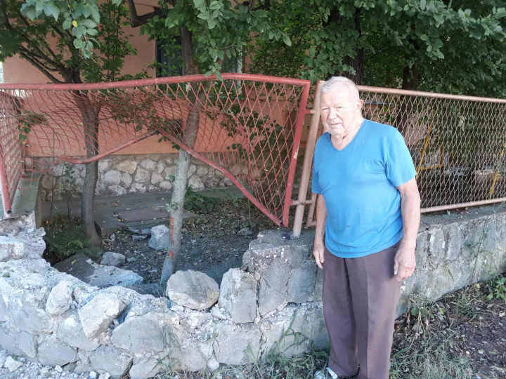 Miroslav Čunko (80) vlasnik kuće u čiju ogradu se uporno zabijaju vozila nakon nesreće na križanju Prenjske i Kozjačke ulice te Naselja Ljudevita Posavskog u osječkoj Retfali