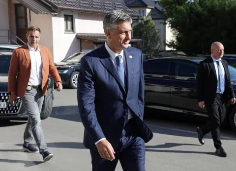 Gospi?, 2.9.2026.- Dolasci u prostorije Li?ko-senjske ?upanije na sastanak s predstavnicima nadle?nih institucija, lokalne zajednice (?upan i svi gradona?elnici i na?elnici u Li?ko-senjskoj ?upaniji) i inicijativama gra?ana u vezi s aktivnostima koje se poduzimaju za sanaciju nelegalno odlo?enog otpada u Gospi?u. Na slici predsjednik Vlade Andrej Plenkovi?. foto HINA/ Admir BULJUBA?I?/ ua