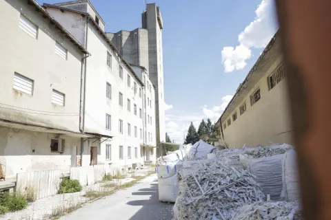 Gospić, 2.9.2026.- Nelegalno odlagali&scaron;te otpada na lokaciji biv&scaron;eg industrijskog kompleksa PPK Velebit u Gospiću.foto HINA/ Admir BULJUBA&Scaron;IĆ/ abu