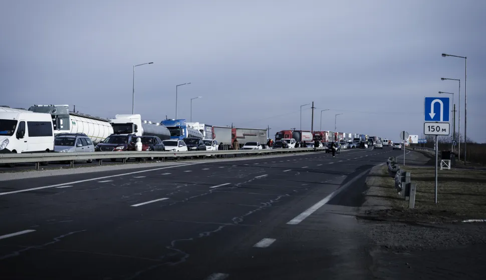 12.03.2022., Yavoriv, Ukrajina - Na granicnom prijelazu u blizini ukrajinskog grada Yavoriv vidljive su kilometarske kolone automobila, kamiona i autobusa na putu u Poljsku. Grad Yavoriv koji se nalazi manje od 30km od Poljske, napadnut je dan nakon sto su snimljene ove fotografije. Photo: Milan Sabic/PIXSELL