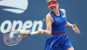 NEW YORK NEW YORK - AUGUST 30: Donna Vekic of Croatia returns a shot against Talia Gibson of Australia during their Women's Singles First Round match on Day One of the 2026 US Open at USTA Billie Jean King National Tennis Center on August 30, 2026 in the Flushing neighborhood of the Queens borough of New York City. Al Bello/Getty Images/AFP (Photo by AL BELLO/GETTY IMAGES NORTH AMERICA/Getty Images via AFP)