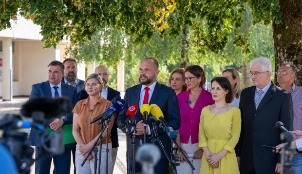 17.08.2026, Gospic - Predstavnici stranaka lijeve opozicije - Sinisa Hajdas Doncic (SDP), Sandra Bencic, (Mozemo!), Anka Mrak-Taritas (GLAS), Marijana Puljak (Centar), Loris Persuric, (IDS), Matija Posavec (Nezavisna platforma Sjever), Dalija Oreskovic (DOSIP) te Milorad Pupovac (SDSS) dali su zajednicku izjavu za medije uoci saborske sjednice Odbora za zastitu okolisa i prirode zbog slucaja ekocida, zagadjenja tla i podzemnih voda. Photo: Hrvoje Kostelac/PIXSELL