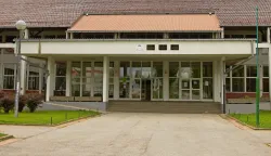 VINKOVCIU Vinkovcima tri srednje &scaron;kole - Srednja strukovna &scaron;kola, Tehnička &scaron;kola Ruđera Bo&scaron;kovića i Drvodjelska tehnička &scaron;kola - dijele istu zgradu ukupne povr&scaron;ine 12000 četvornih metara, koja ima 14 ulaza, pohađa ju oko 1400 učenika i u njoj je polovina vinkovačkih srednjo&scaron;kolaca, a tu je i 230 nastavnikasiječanj 2025.