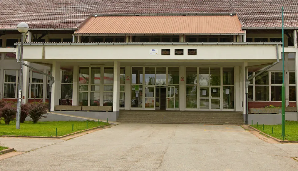 VINKOVCIU Vinkovcima tri srednje &scaron;kole - Srednja strukovna &scaron;kola, Tehnička &scaron;kola Ruđera Bo&scaron;kovića i Drvodjelska tehnička &scaron;kola - dijele istu zgradu ukupne povr&scaron;ine 12000 četvornih metara, koja ima 14 ulaza, pohađa ju oko 1400 učenika i u njoj je polovina vinkovačkih srednjo&scaron;kolaca, a tu je i 230 nastavnikasiječanj 2025.