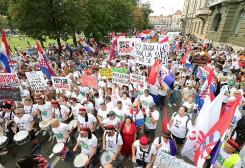 Zagreb, 5.9.2026.- Prosvjed "Hodaj za Liku, hodaj za Hrvatsku", kojim se ?eli upozoriti na probleme vezane za desetke tisu?e tona ilegalno odlo?enog otpada na gospi?kom podru?ju, u organizaciji Gra?anske inicijative "Gospi? je na? dom". Okupljanje prosvjednika po?elo je u 11 sati na Trgu kralja Tomislava. foto HINA/ Damir SEN?AR/ ua