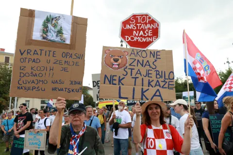 Zagreb, 5.9.2026.- Prosvjed "Hodaj za Liku, hodaj za Hrvatsku", kojim se ?eli upozoriti na probleme vezane za desetke tisu?e tona ilegalno odlo?enog otpada na gospi?kom podru?ju, u organizaciji Gra?anske inicijative "Gospi? je na? dom". Okupljanje prosvjednika po?elo je u 11 sati na Trgu kralja Tomislava. foto HINA/ Lana SLIVAR/ ua