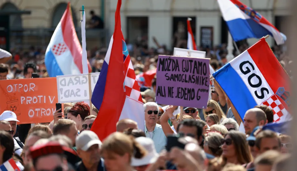 Zagreb, 5.9.2026.- Na Trgu bana Jela?i?a odr?an je prosvjed "Hodaj za Liku, hodaj za Hrvatsku", kojim se ?eli upozoriti na probleme vezane za desetke tisu?e tona ilegalno odlo?enog otpada na gospi?kom podru?ju, u organizaciji Gra?anske inicijative "Gospi? je na? dom". foto HINA/ Lana SLIVAR/ ua