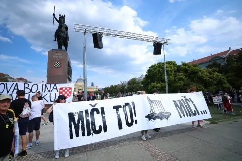 Zagreb, 5.9.2026.- Prosvjed "Hodaj za Liku, hodaj za Hrvatsku", kojim se ?eli upozoriti na probleme vezane za desetke tisu?e tona ilegalno odlo?enog otpada na gospi?kom podru?ju, u organizaciji Gra?anske inicijative "Gospi? je na? dom". Okupljanje prosvjednika po?elo je u 11 sati na Trgu kralja Tomislava. foto HINA/ Damir SEN?AR/ ua
