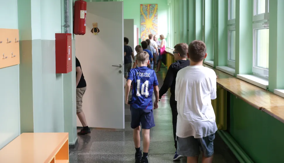 Osijek, 08. 09. 2025., O&Scaron; Vijenac, prvi dan &scaron;kole, učenici, učenik, &scaron;kolarci, &scaron;kolarac, prva&scaron;ić, prva&scaron;ići, početak &scaron;kolske godine; &scaron;kolska godina 2025/26, hodnik; &scaron;kolski odmorSNIMIO BRUNO JOBST