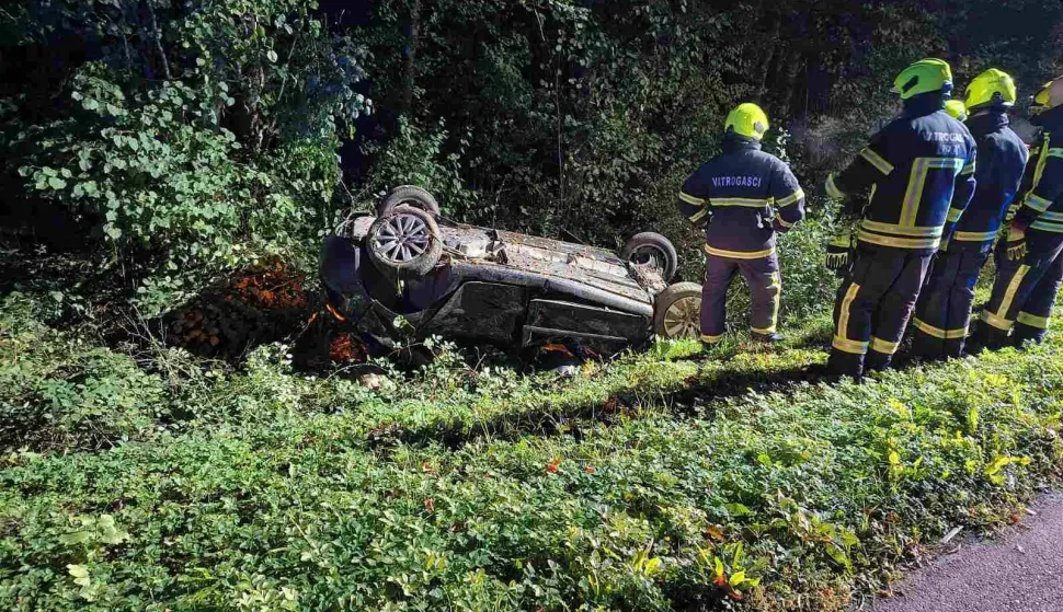 Petero ozlijeđenih u prometnoj nesreći između mjesta &Scaron;eovica i Japaga, automobil na krovu, krov, ilustracija