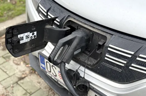 Osijek, 11. 02. 2026., slobodnjaci, slobodnjak, električno vozilo, električni automobil; električni auto; EV; punjenje; struja; ilustracijaSNIMIO BRUNO JOBST