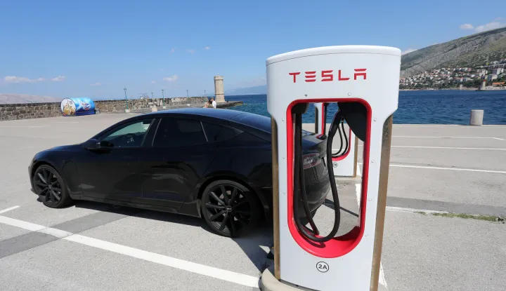 16.07.2019., Senj - Tesla, vozila na elektricni pogon pune se energijom na punionicama na senjskoj rivi. rGoran Kovacic/PIXSELL