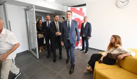 Split 7.09.2026. - Ministar znanosti, obrazovanja i mladih Radovan Fuchs na otvorenju aneksa Osnovne &scaron;kole Stobreč gdje će obići &scaron;kolske prostorije i dvoranu te potom dati izjavu za novinare foto HINA/ Mario STRMOTIĆ/ ms