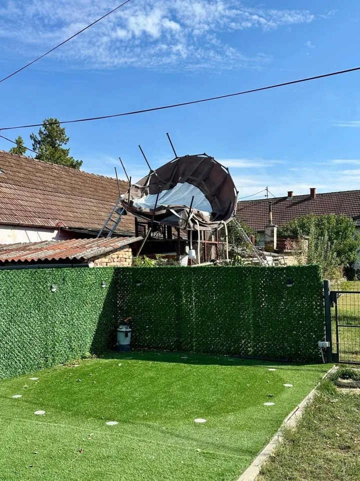 Vjetar podigao bazen na čardak
