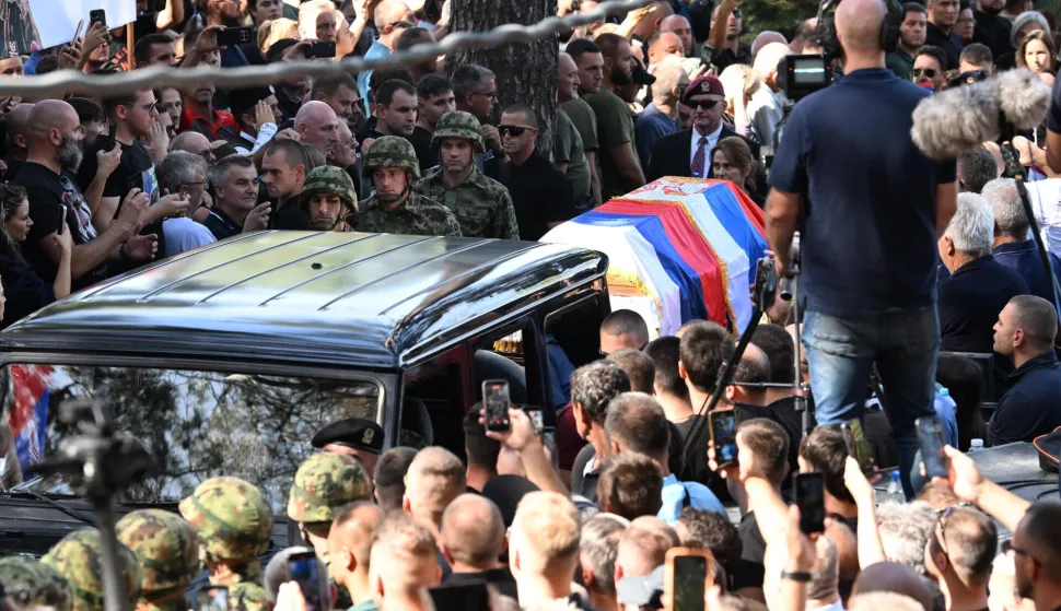 Beograd, 7.9.2026.- Ha?ki osu?enik Ratko Mladi? pokopan je u ponedjeljak u obiteljskoj grobnici na beogradskom Top?iderskom groblju uz crkvene obrede i vojne po?asti, a me?u tisu?ama ljudi u mimohodu i pogrebnoj povorci bili su i pojedini ministri srbijanske vlade i du?nosnici RS-a. foto HINA/ Tanjug/ Amir HAMZAGI?/ ua