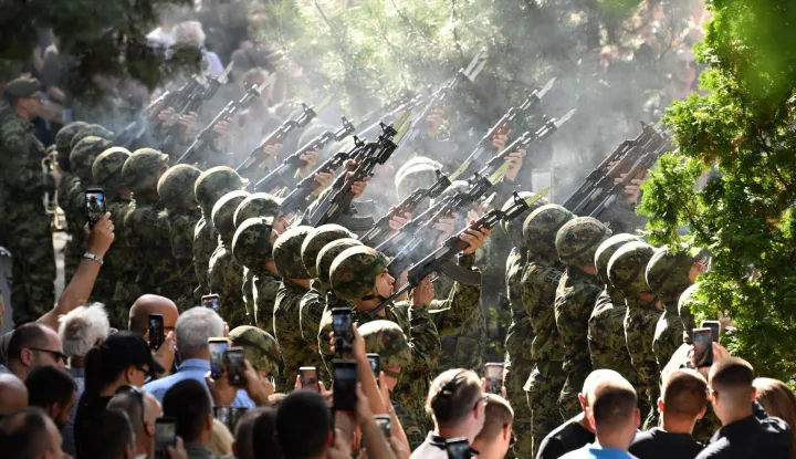 Beograd, 7.9.2026.- Ha?ki osu?enik Ratko Mladi? pokopan je u ponedjeljak u obiteljskoj grobnici na beogradskom Top?iderskom groblju uz crkvene obrede i vojne po?asti, a me?u tisu?ama ljudi u mimohodu i pogrebnoj povorci bili su i pojedini ministri srbijanske vlade i du?nosnici RS-a. foto HINA/ Tanjug/ Amir HAMZAGI?/ ua