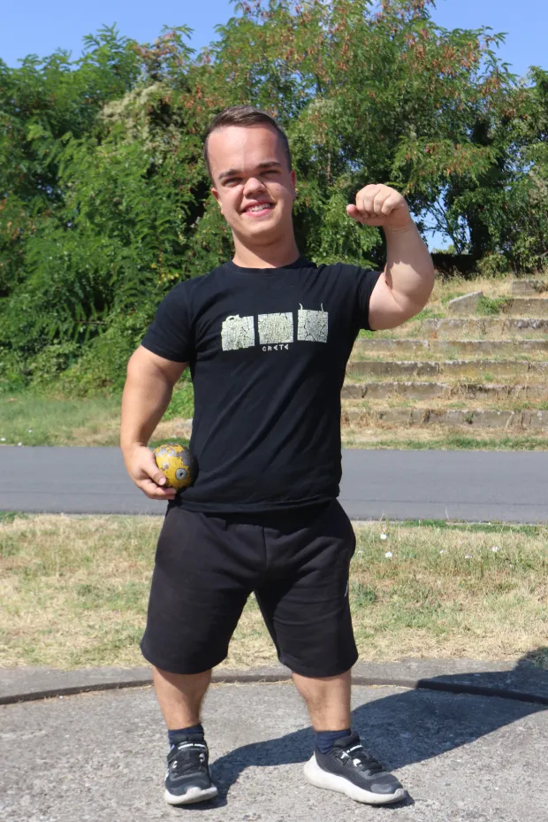 Osijek, 20. 08. 2026, Stadion Gradski vrt. Razgovor s Fran Kimel, mladičem s invaliditetom koji se bavi atletikom, bacanje kugle, profesorom koji ga je otkrio i doveo u klub, Zoran &Scaron;poljarić, Osječki parasportski zavez i njegovim trenerom, Ivan Paravac. Fran Kimel, atletičar, bacač kugle.snimio GOJKO MITIĆ