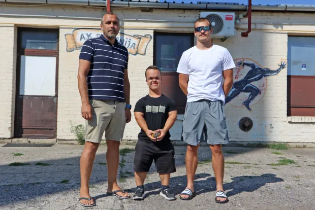 Osijek, 20. 08. 2026, Stadion Gradski vrt. Razgovor s Fran Kimel, mladičem s invaliditetom koji se bavi atletikom, bacanje kugle, profesorom koji ga je otkrio i doveo u klub, Zoran &Scaron;poljarić, Osječki parasportski zavez i njegovim trenerom, Ivan Paravac. snimio GOJKO MITIĆ