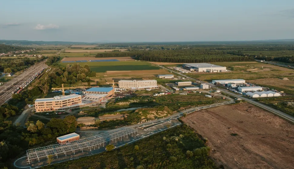 Novska, 08.09.2026. - Održivost i energetska učinkovitost u građevini bile su sredi&scaron;nje teme četvrte poslovne konferencije "Invest in Novska" koja je održana u Novskoj i okupila investitore, gospodarstvenike i stručnjake, s ciljem poticanja ulaganja i razmjene znanja. Na fotografiji gradili&scaron;te prve faze Gamince centra u poslovnoj zoni Novska. foto HINA/ Nikola Blažeković/ nb