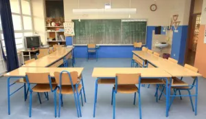 23.09.2013., Cista Velika - Zbog ukidanja jedinog autobusa za prijevoz ucenika okolnih mjesta roditelji su ispred skole organizirali prosvjed i zabranili djeci odlazak u skolu. Photo: Dusko Jaramaz/PIXSELL------3 STUPCA COLORNOVOSTI