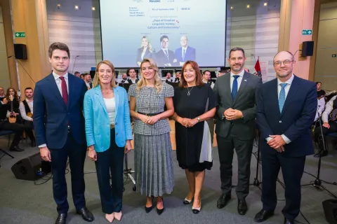 Hrvatski zastupnici u Europskom parlamentu Nikolina Brnjac, Karlo Ressler i Davor Ivo Stier (HDZ/EPP) organizirali su u utorak navečer u Bruxellesu predstavljanje hrvatskog jezika, kulturne ba&scaron;tine, tambura&scaron;ke glazbe i gastronomske tradicije.
