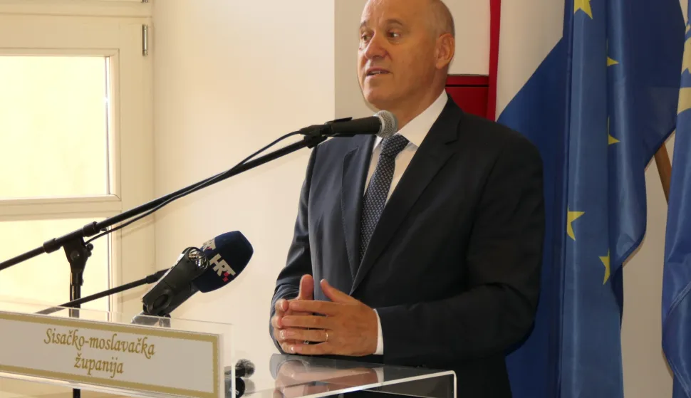 Petrinja, 07.09.2026. - U Petrinji je u ponedjeljak svečano otvorena obnovljena zgrada Srednje &scaron;kole Petrinja. Povijesna &scaron;kolska zgrada iz 1871. godine te&scaron;ko je stradala u potresu, a zavr&scaron;etkom obnove gimnazijski programi vraćaju se u sredi&scaron;te grada. U sklopu &scaron;kole osiguran je i prostor za prvi učenički dom u Petrinji, a poečtkom iduće godine bit će otvoren i novi studentski dom. Na fotografiji ministar Branko Bačić. foto HINA/ Nikola Blažeković/ nb