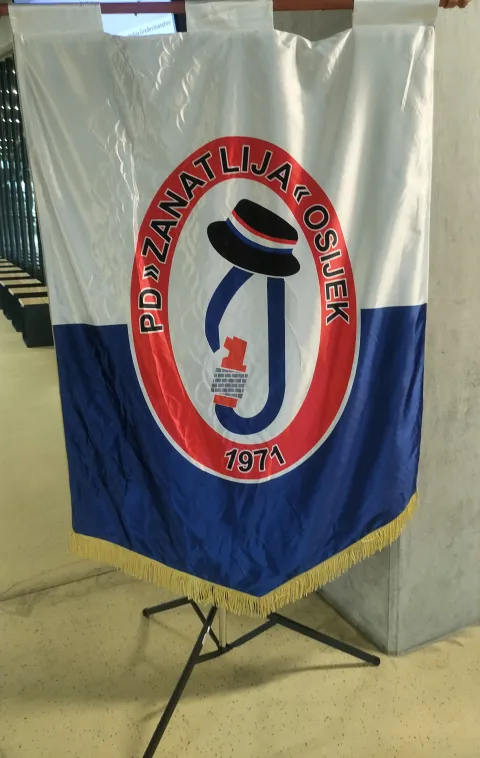 Planinarsko dru&scaron;tvo "Zanatlija" obilježava 55 godina kontinuiranog djelovanja okupljajući građane svih generacija i ljubitelje planinarenja, boravka u prirodi, rekreacije i druženja. Na Građevinskom i arhitektonskom fakultetu Osijek održan je panel o povijesti dru&scaron;tva od njegova osnutka do danas te prezentacijom starih fotografija, priznanja, zapisa i dnevnika koji potvrđuju uspje&scaron;nih pet i pol desetljeća rada.