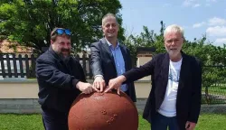U Dalju je Milutin Milanković na dunavskoj &scaron;etnici ispred rodne kuće dobio model Marsa s naznačenim kraterom koji nosi njegovo ime.