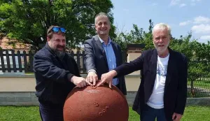 U Dalju je Milutin Milanković na dunavskoj &scaron;etnici ispred rodne kuće dobio model Marsa s naznačenim kraterom koji nosi njegovo ime.