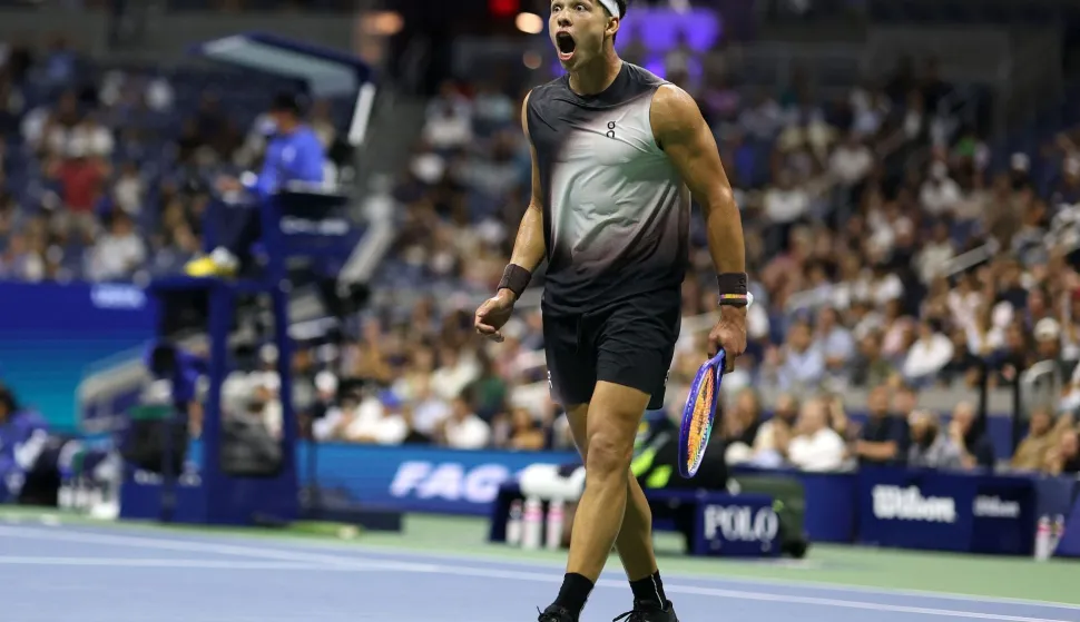 NEW YORK, NEW YORK - SEPTEMBER 08: Ben Shelton of the United States reacts against Carlos Alcaraz of Spain during their Men's Singles Quarterfinal match on Day Ten of the 2026 US Open at USTA Billie Jean King National Tennis Center on September 08, 2026 in the Flushing neighborhood of the Queens borough of New York City. Matthew Stockman/Getty Images/AFP (Photo by MATTHEW STOCKMAN/GETTY IMAGES NORTH AMERICA/Getty Images via AFP)