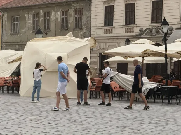 Snažan vjetar pogodio Osijek: Ru&scaron;io stabla i nosio terase, temperatura naglo pala