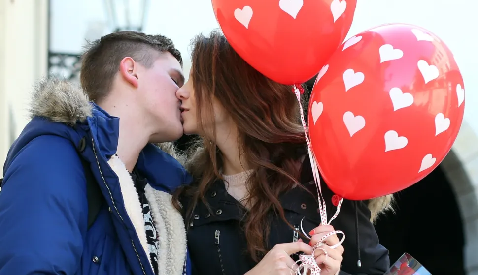 14.02.2017., Zagreb - Ispred Kamenitih vrata Filip Retkovec docekao je svoju djevojku te joj povodom Valentinova poklonio ruze, balone u obliku srca te strastveni poljubac. Photo: Sanjin Strukic/PIXSELL