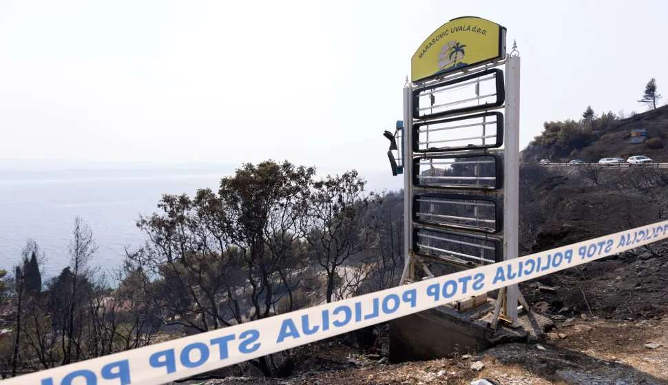 Omi&scaron;, Mala Luka, 14.08.2026. - Policija osigurava mjesto na kojem je pronađeno mrtvo tijelo osobe nakon požara koji je sinoć pro&scaron;ao tim područjem.foto HINA/ Miroslav Lelas/ lm