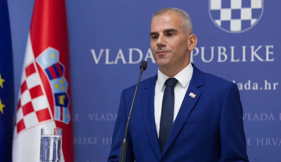 Zagreb, 8.9.2026.- Premijer Andrej Plenković službeno je u utorak potvrdio da je Tonči Glavinić, sada&scaron;nji državni tajnik u Ministarstvu prostornog uređenja, graditeljstva i državne imovine, kandidat za novog glavnog državnog inspektora. Ima povjerenje i Vlade i koalicijskih partnera, rekao je premijer na konferenciji za novinare nakon sastanka parlamentarne većine na kojem je partnerima predstavio Glavinića. Na slici Andrej Plenković i Tonči Glavinić. foto HINA/ Tomislav BRĐANOVIĆ/ ua
