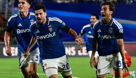 Como's Croatian midfielder #20 Martin Baturina (C) celebrates with teammates after scoring his team's first goal during the UEFA Champions League, league phase, matchday 1, football match between Como 1907 and RB Leipzig at the Giuseppe Sinigaglia stadium in Como, on September 10, 2026. (Photo by PIERO CRUCIATTI/AFP)