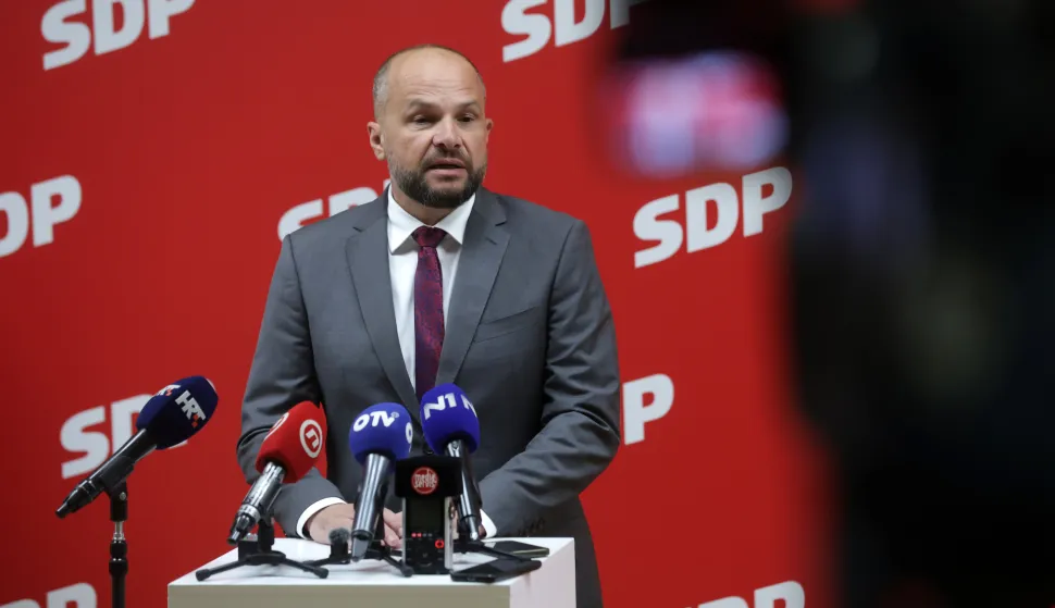 Zagreb, 11.09.2026 - Predsjednik SDP-a Sini&scaron;a Hajda&scaron; Dončić i Oliver Martinić iz SDP-ova Savjeta za poljoprivredu i hranu održali su konferenciju za medije na kojoj su predstavili prijedlog programa "Lika - čista zemlja i voda, sigurna budućnost", konkretne hitne mjere za za&scaron;titu proizvođača. Na fotografiji Sini&scaron;a Hajda&scaron; Dončić.foto HINA/ Denis CERIĆ /dc