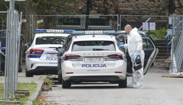Zagreb, 11.09.2026. - Policija osigurava prostor ispred srednje elektrotehničke &scaron;kole u zagrebačkom naselju Voltino, gdje je u petak do&scaron;lo do incidenta u kojem su, prema policijskim navodima, ozlijeđeni učenik i spremačica. foto HINA/ Admir BULJUBA&Scaron;IĆ/ abu