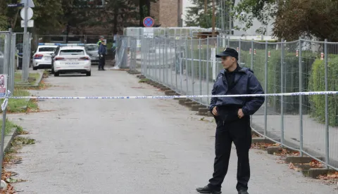 Zagreb, 11.09.2026. - Policija osigurava prostor ispred srednje elektrotehničke &scaron;kole u zagrebačkom naselju Voltino, gdje je u petak do&scaron;lo do incidenta u kojem su, prema policijskim navodima, ozlijeđeni učenik i spremačica. foto HINA/ Admir BULJUBA&Scaron;IĆ/ tm