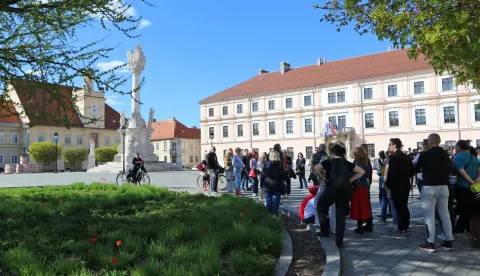 Osijek, 05. 04. 2026, Tvrđa. Uskrsno besplatno turističko vođenje od Kužnog pila. Grupu je provodao Tvrđom Stanko Subotić. snimio GOJKO MITIĆ