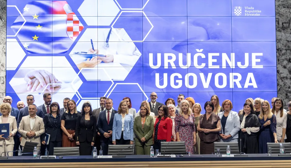 Zagreb, 11.9.2026 - Ministrica regionalnoga razvoja i fondova Europske unije Nata&scaron;a Miku&scaron; Žigman, ministrica zdravstva Irena Hrstić i ravnatelj Sredi&scaron;nje agencija za financiranje i ugovaranje programa i projekata Europske unije (SAFU) Dragan Jelić uručili su ugovore i odluke o financiranju za projekte ulaganja u primarnu i specijalističko-konzilijarnu zdravstvenu za&scaron;titu te unaprjeđenje infrastrukture za pružanje socijalnih usluga za djecu i mlade te osobe s invaliditetom. Ukupno je uručen 41 ugovor i odluka o financiranju, ukupne vrijednosti 71,7 milijuna eura. Foto Hina/ Dario GRZELJ/ dag
