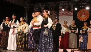 Vinkovci, 11.09.2026. - 61. Vinkovačke jeseni &ndash; otvorenjem Folklornih večeri u velikom &scaron;atoru na Trgu Vinkovačkih jeseni započeli programi u sklopu ovogodi&scaron;njih Vinkovačkih jeseni. Župan Ivan Bosančić i gradonačelnik Josip Romić dovezli su se do &scaron;atora u seljačkim kolima.foto HINA/Gordan PANIĆ/ gp