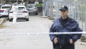 Zagreb, 11.09.2026. - Policija osigurava prostor ispred srednje elektrotehničke &scaron;kole u zagrebačkom naselju Voltino, gdje je u petak do&scaron;lo do incidenta u kojem su, prema policijskim navodima, ozlijeđeni učenik i spremačica. foto HINA/ Admir BULJUBA&Scaron;IĆ/ abu