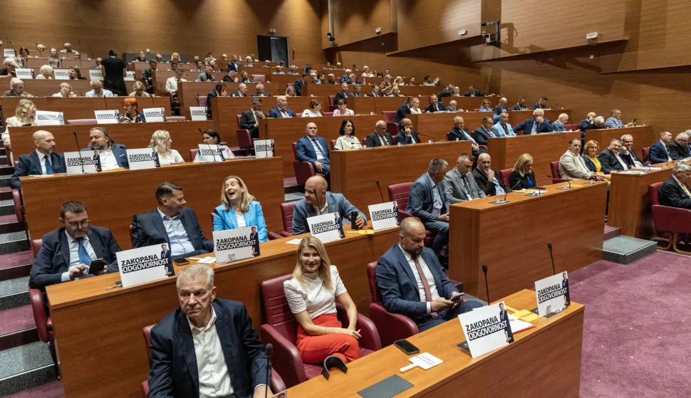 Zagreb, 21.8.2026 - Hrvatski sabor nastavio je dvodnevnu izvanrednu sjednicu koju je predsjednik Sabora Gordan Jandroković sazvao na zahtjev predsjednika Republike Zorana Milanovića zbog opasnog otpada nezakonito odloženog na području Gospića i Ličko-senjske županije i zabrinutosti zbog opasnosti za zdravlje ljudi i &scaron;tete za okoli&scaron;. Foto Hina/ Dario GRZELJ/ dag