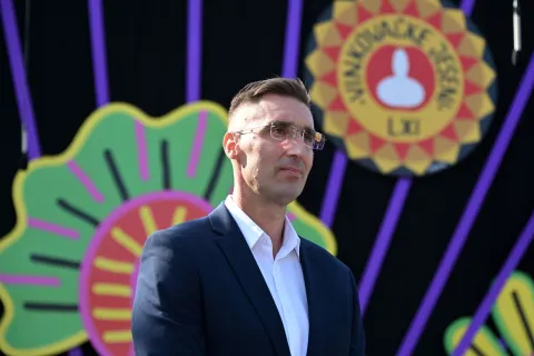 Vinkovci, 13.09.2026. - Mimohod dječjih folklornih skupina, u kojem je ulicama grada pro&scaron;lo 55 kulturno-umjetničkih dru&scaron;tava iz cijele Hrvatske. Vesela povorka prikazala je &scaron;arenilo narodnih no&scaron;nji, pjesme i igre koje se prenose generacijama. Na fotografiji Josip Romić, gradonačelnik i predsjednik Organizacijskog odbora 60. Vinkovačkih jeseni. foto HINA/ Gordan Panić/ gp