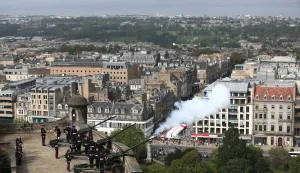 epa10173229 Members of 105 Regiment Royal Artillery Reserves during the Gun Salute to mark the death of Queen Elizabeth II at Edinburgh Castle, in Edinburgh, Scotland, Britain, 09 September 2022. Britain's Queen Elizabeth II died at her Scottish estate, Balmoral Castle, on 08 September 2022. The 96-year-old Queen was the longest-reigning monarch in British history. EPA/ADAM VAUGHAN